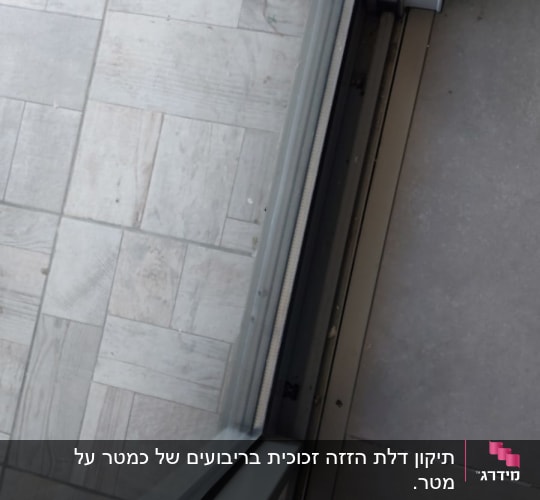 זכוכית חלון עם מסגרת מתכת על רצפה